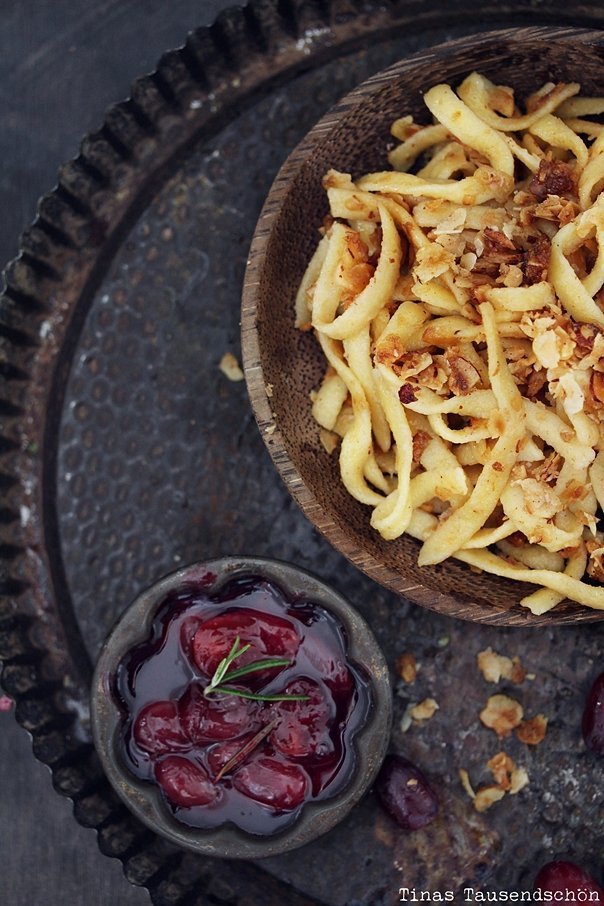 Haselnuss-Spätzle mit Traubenkompott - Tinastausendschön