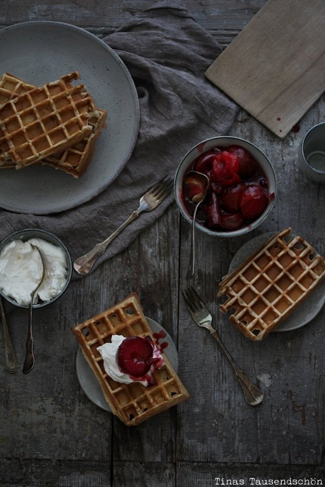 Waffeln mit Pflaumenkompott