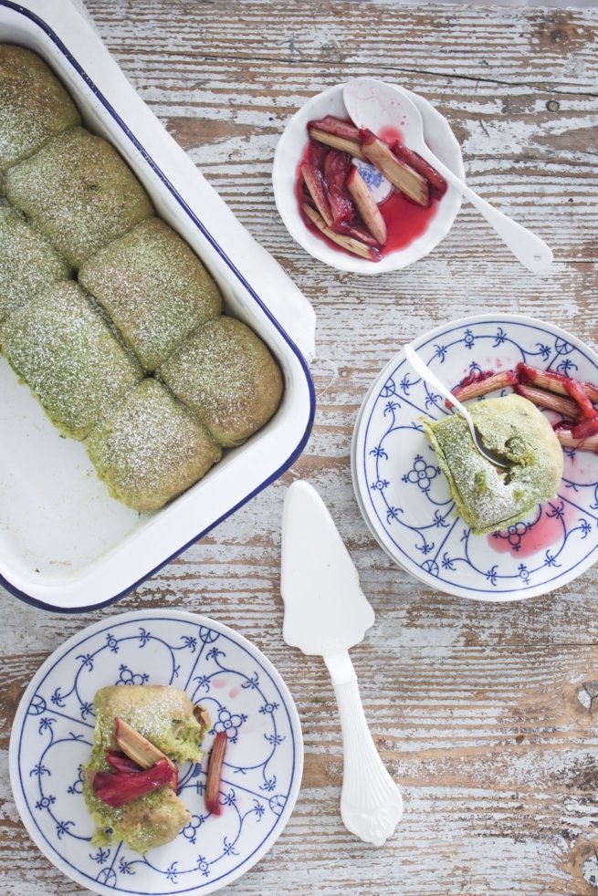 Matcha Buchteln mit Rhabarberkompott