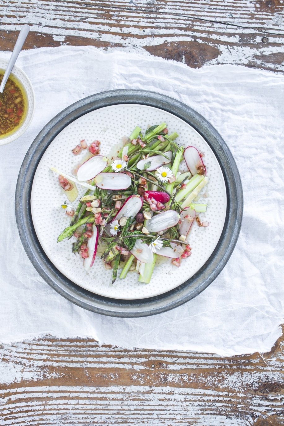 Salat von dreierlei Spargel mit Rhabarber Vinaigrette