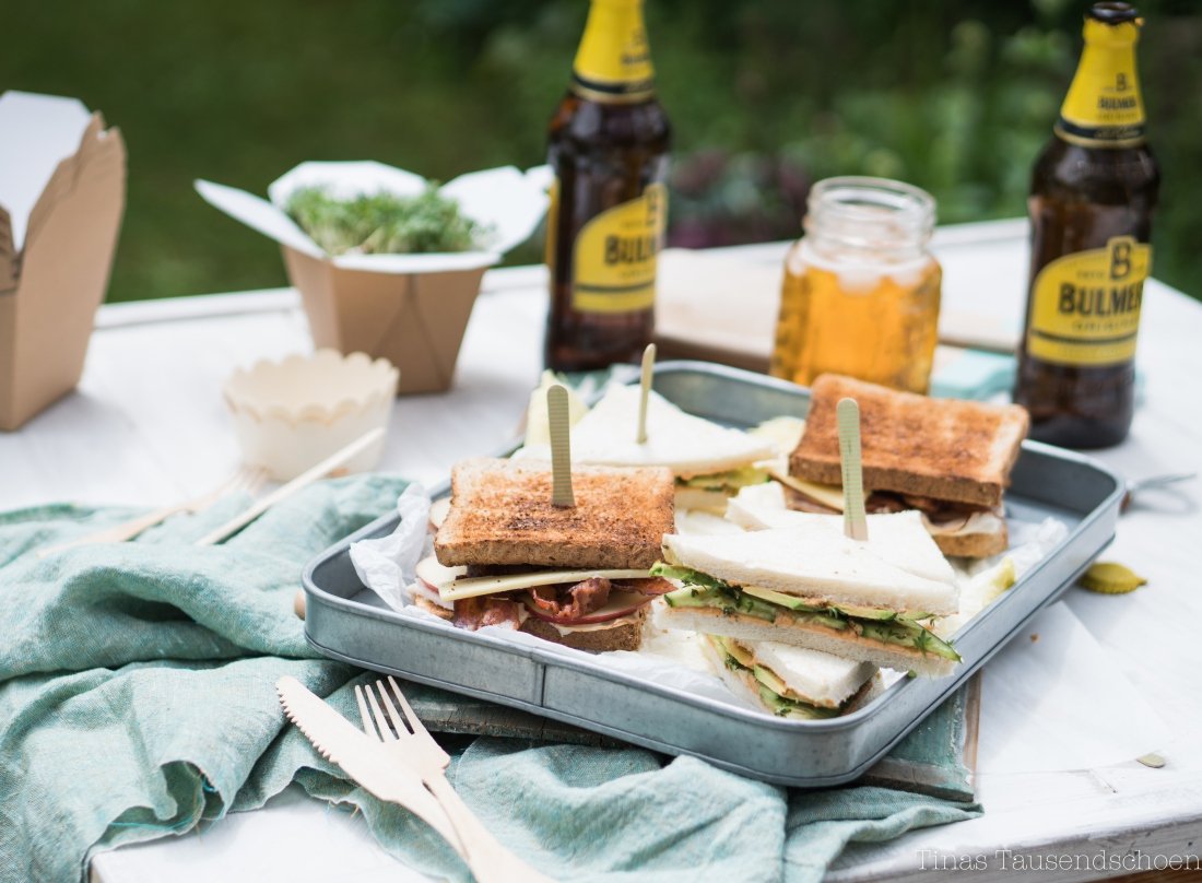 Picknick mit Gurkensandwich, Turkey Club Sandwich und Cider ...