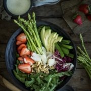 Salad Bowl mit Spargel und Walnüssen