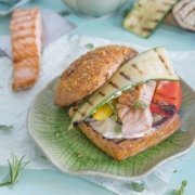 Mediterraner Lachs Burger mit Grillgemüse und Knoblauchmayonnaise