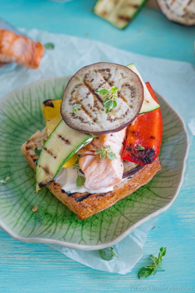 Mediterraner Lachs Burger mit Grillgemüse und Knoblauchmayonnaise ...