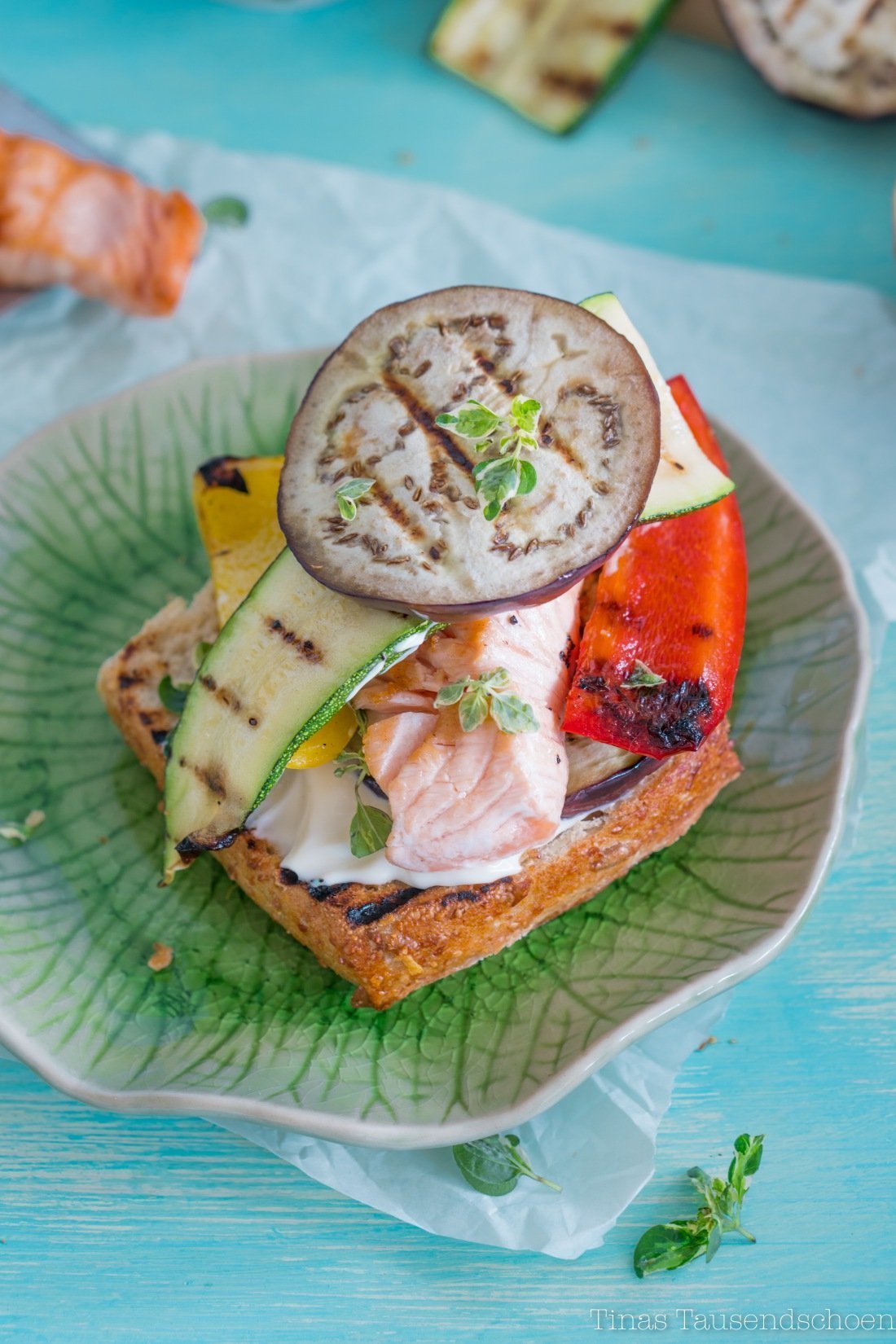 Mediterraner Lachs Burger mit Grillgemüse und Knoblauchmayonnaise ...