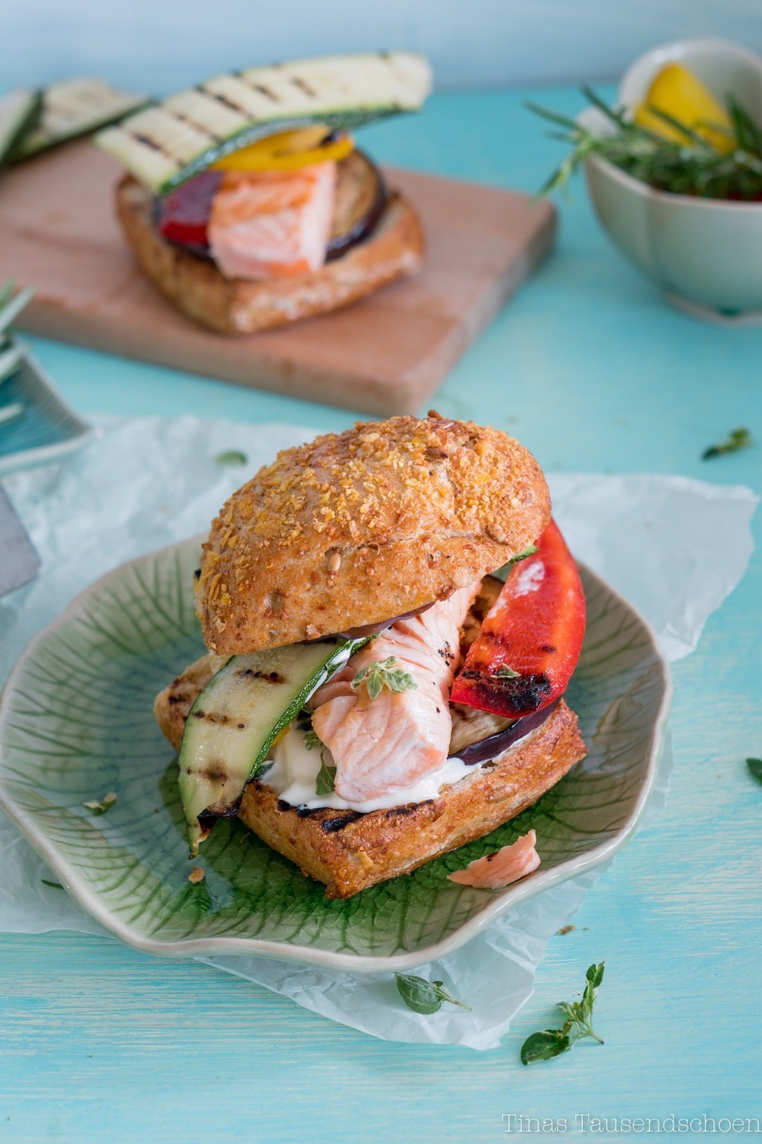 Mediterraner Lachs Burger mit Grillgemüse und Knoblauchmayonnaise ...