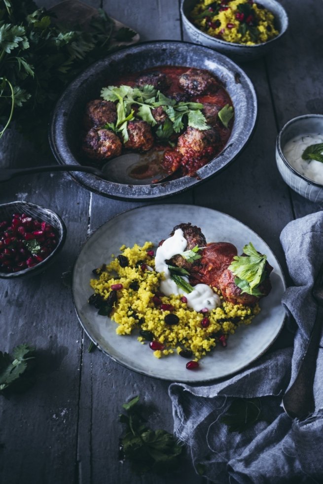 Harissa Lamm Bällchen mit Rosinen Couscous und Minz Joghurt