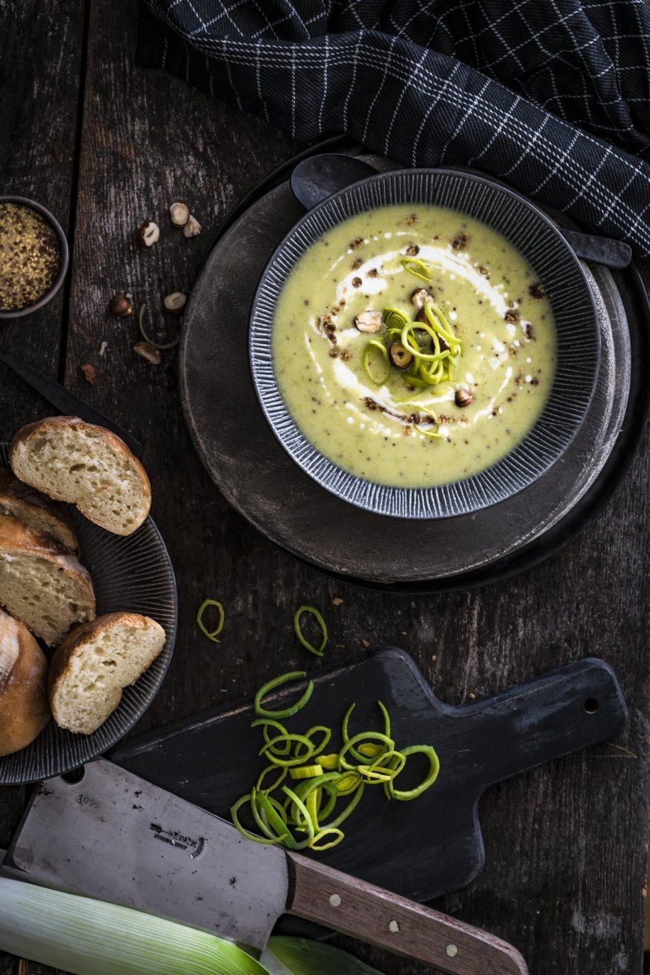 Senf Lauch Suppe mit Haselnuss Crunch - Tinastausendschön