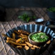 Süßkartoffel Pommes mit Frühlings Erbsen Hummus