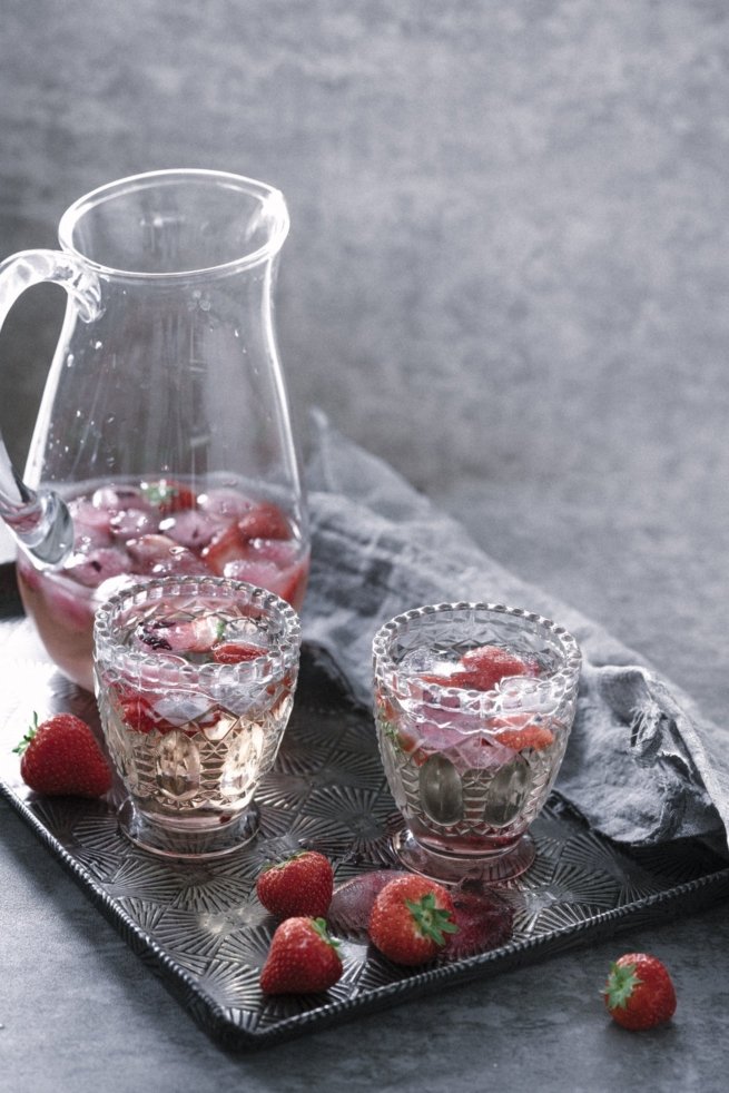 Erdbeer Bowle mit Hibiskusblüten Eiswürfeln