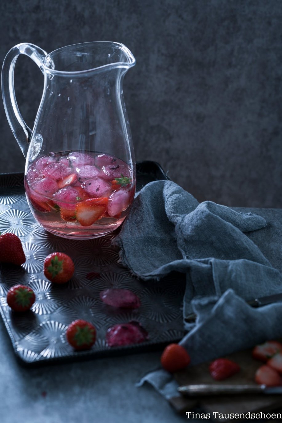Tanz in den Mai! Erdbeer Bowle mit Hibiskusblüten Eiswürfeln ...