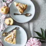 Pfirsich-Mandel-Tarte mit Thymian Crème