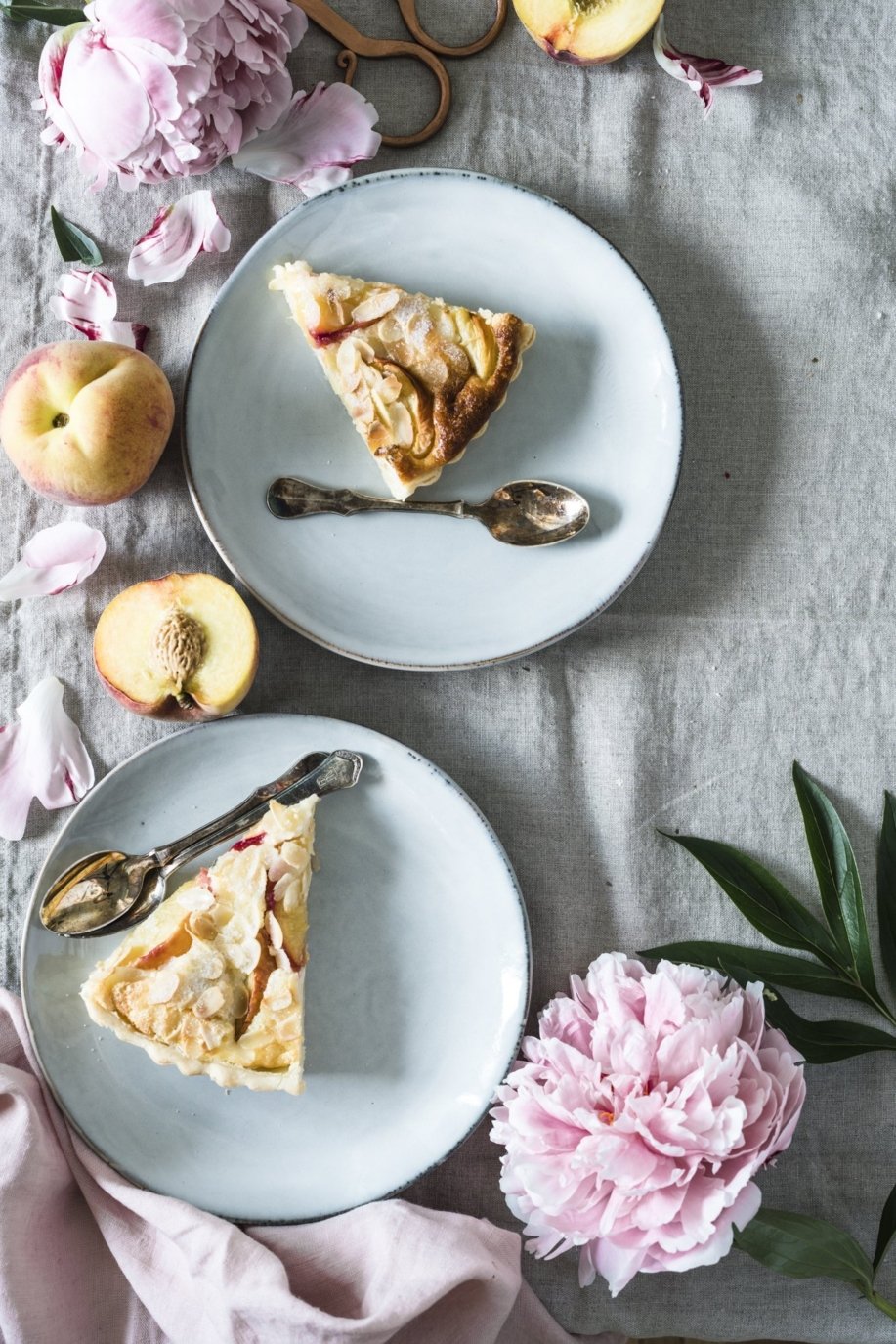 Pfirsich-Mandel-Tarte mit Thymian Crème - Tinastausendschön