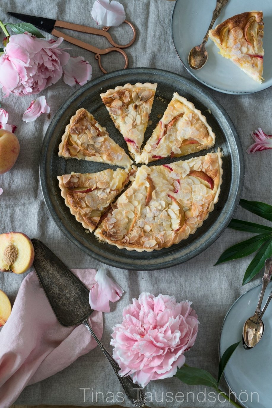 Pfirsich-Mandel-Tarte mit Thymian Crème - Tinastausendschön