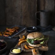 Veggie Burger mit Rote Beete Patty, Rotkohl Ingwer Slaw und Chili Sesam Kürbis Fries