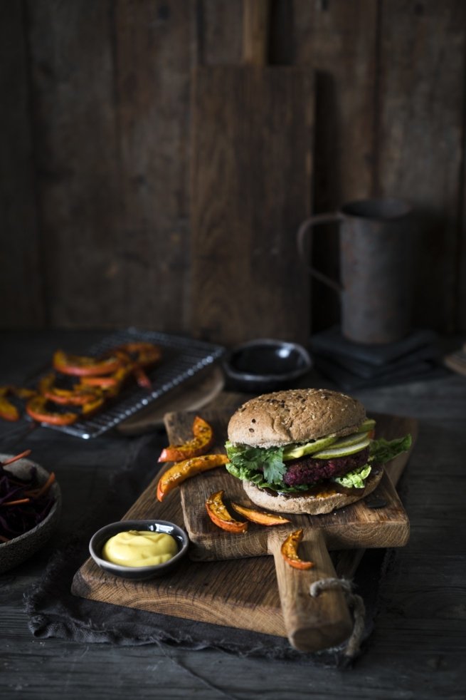 Veggie Burger mit Rote Beete Patty, Rotkohl Ingwer Slaw und Chili Sesam Kürbis Fries