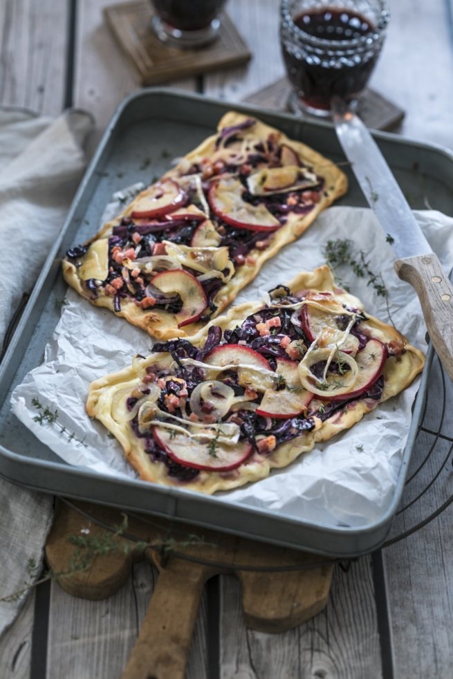 Rotkohl Flammkuchen mit Äpfeln und Camembert