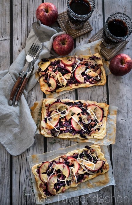 Rotkohl Flammkuchen mit Äpfeln und Camembert - Tinastausendschön