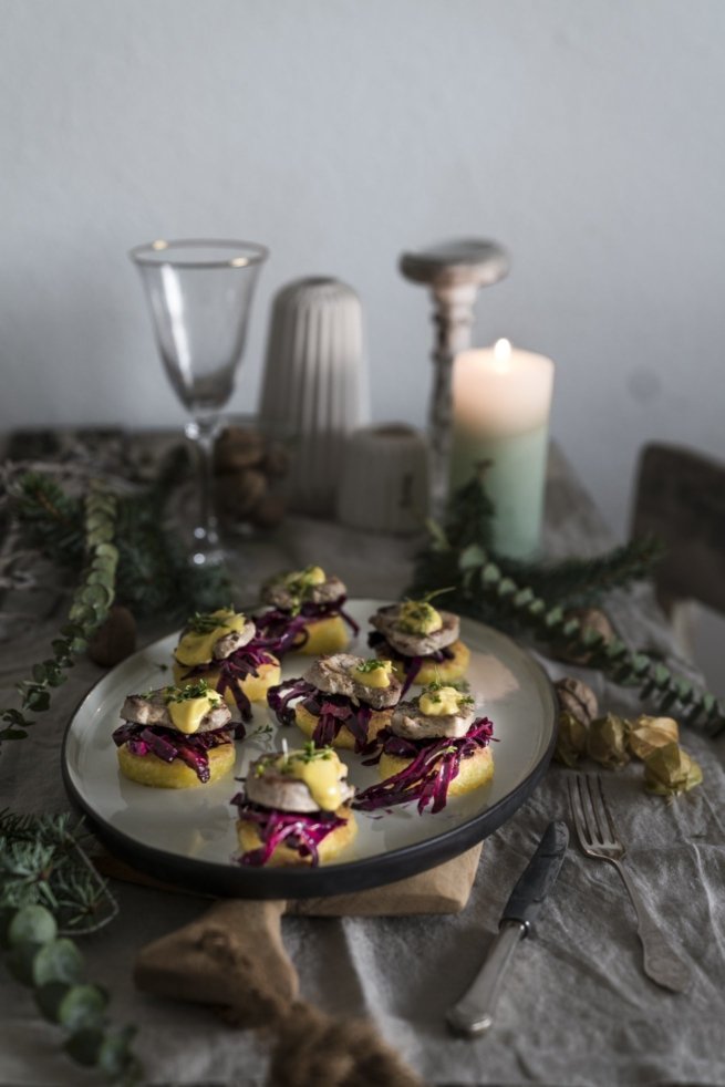 Knödel, Rotkohl, Filet und Orangen Mayonnaise