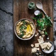 Hummus aus roten Linsen, gerösteten Möhren und Walnüssen