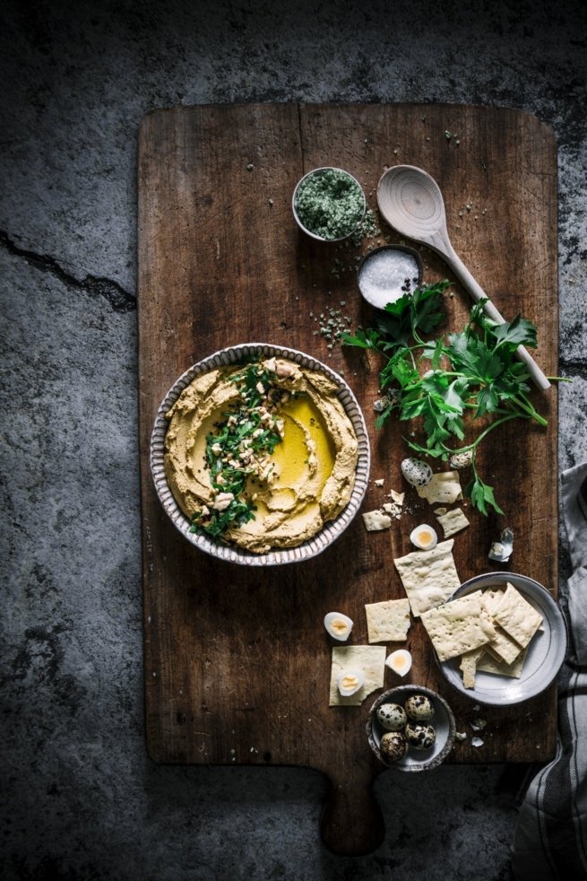 Hummus aus roten Linsen, gerösteten Möhren und Walnüssen