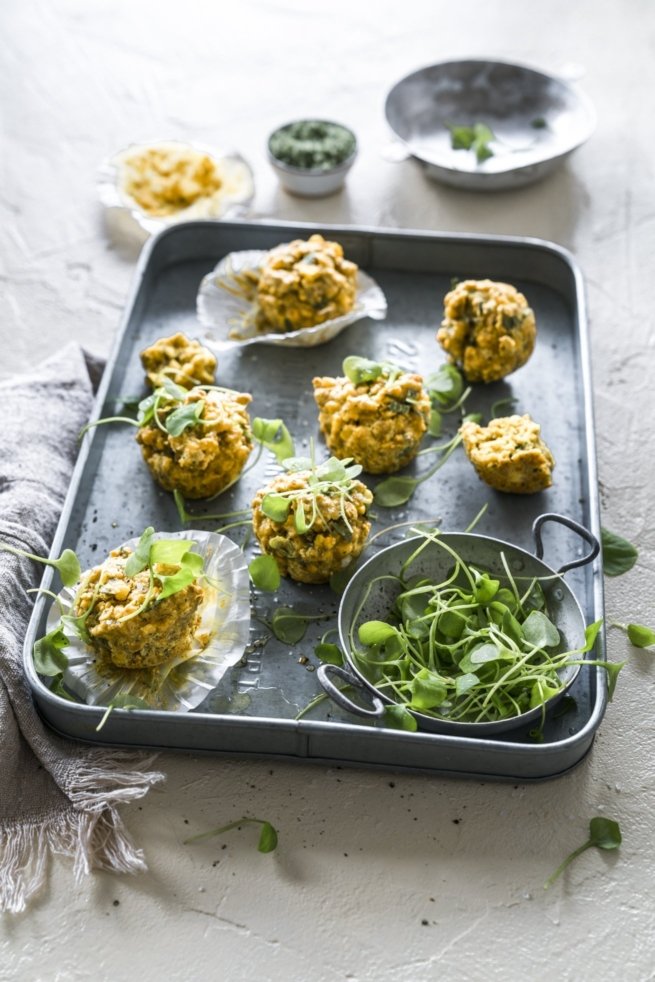 Herzhafte Schälerbsen Muffins mit Mais und Postelein