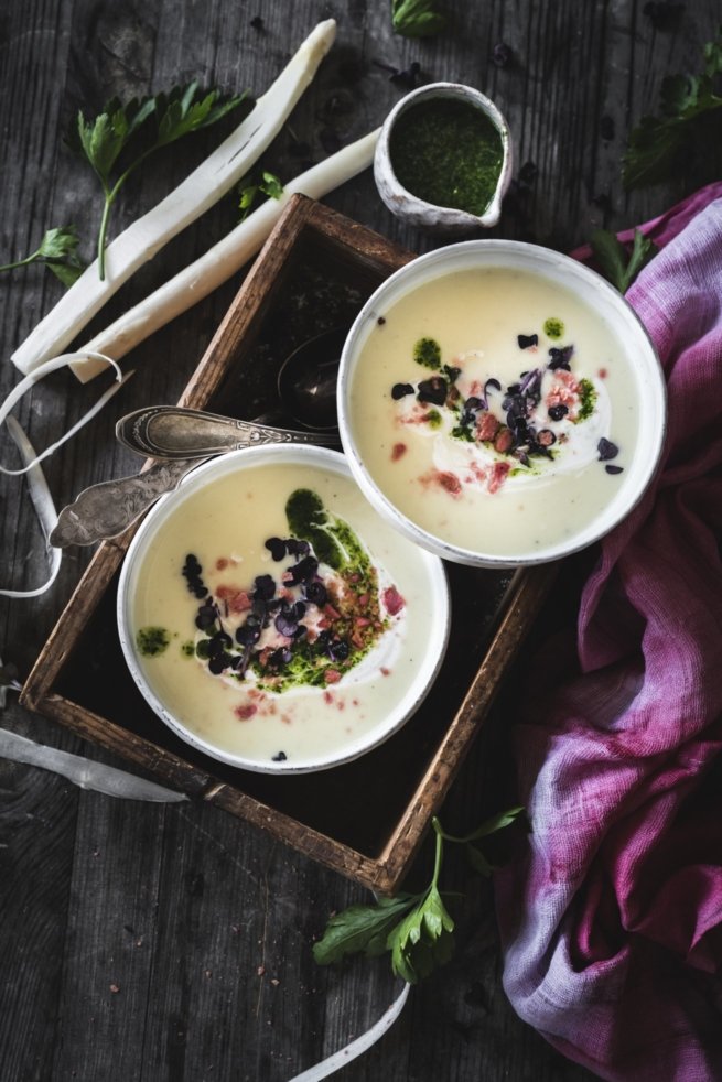 Zitronige Spargel Creme Suppe mit Petersilienöl