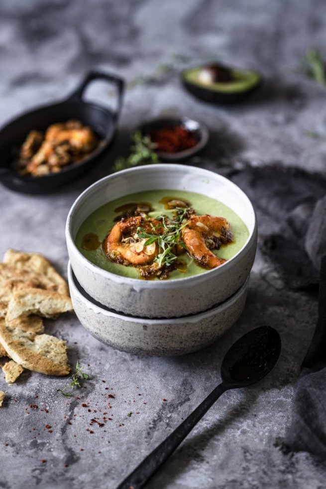 Kalte Avocado Suppe mit Chili Garnelen und Mandeln