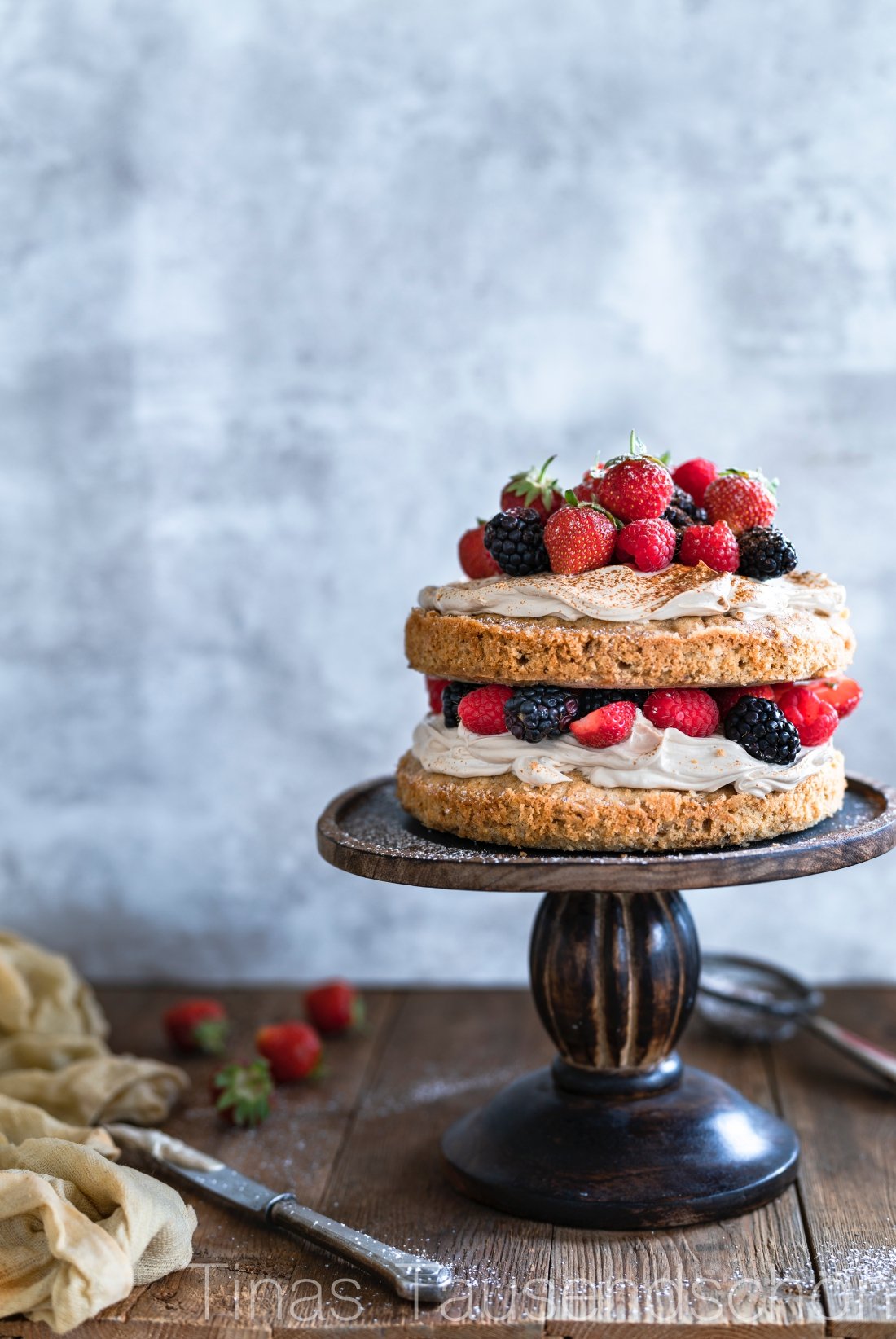 Cappuccino Torte mit Mascarpone Creme und Beeren