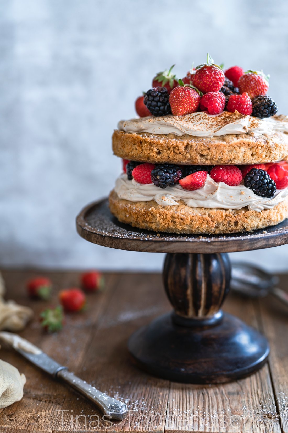 Cappuccino Torte mit Mascarpone und Beeren - Tinastausendschön