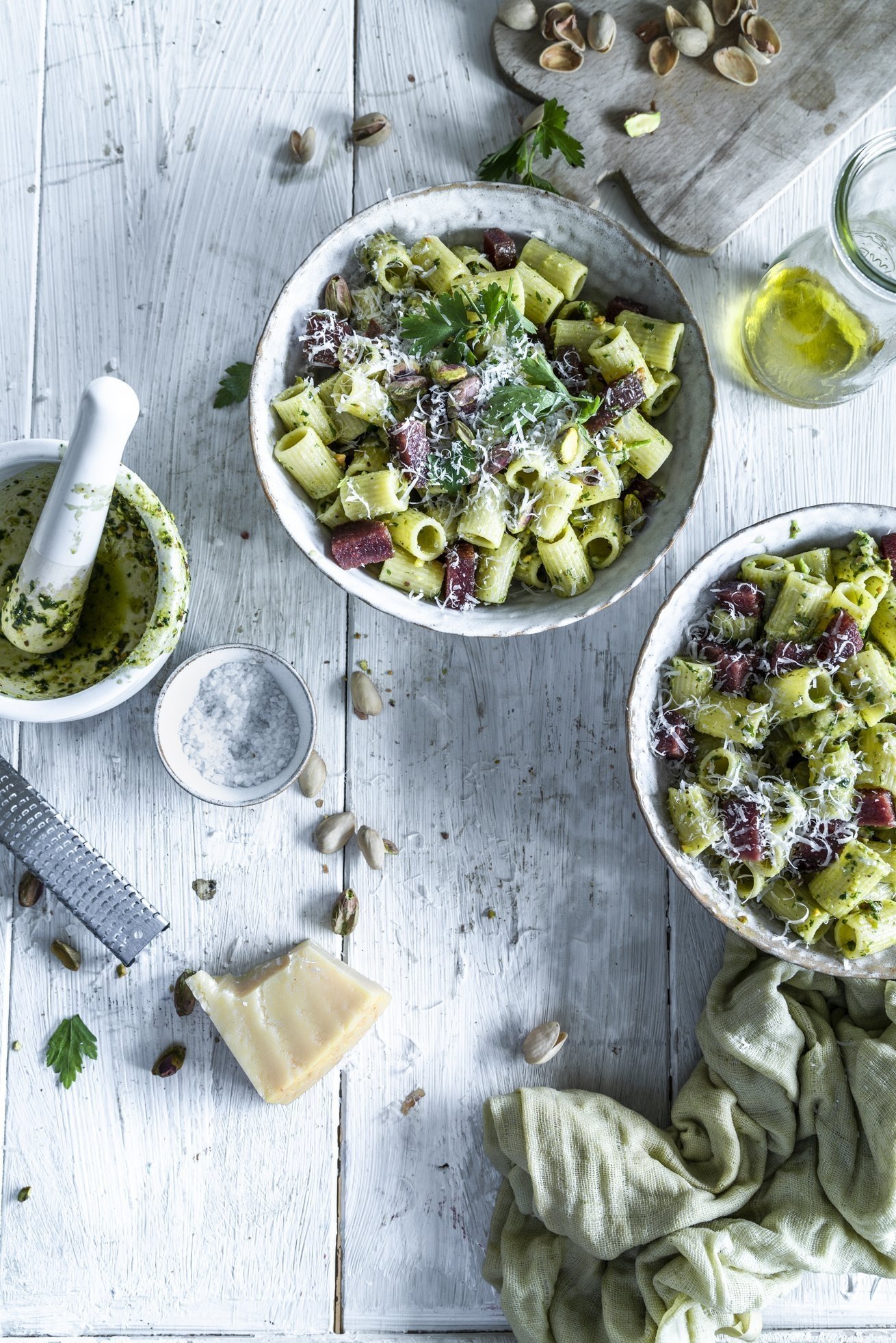 Rigatoni mit Petersilien Pistazien Pesto und scharfer Salami