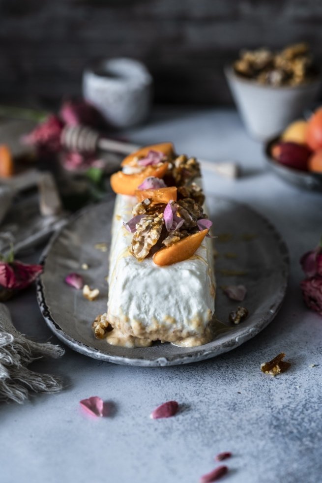 Soja Joghurt Eis mit Aprikosen, Walnusskaramell und Honig