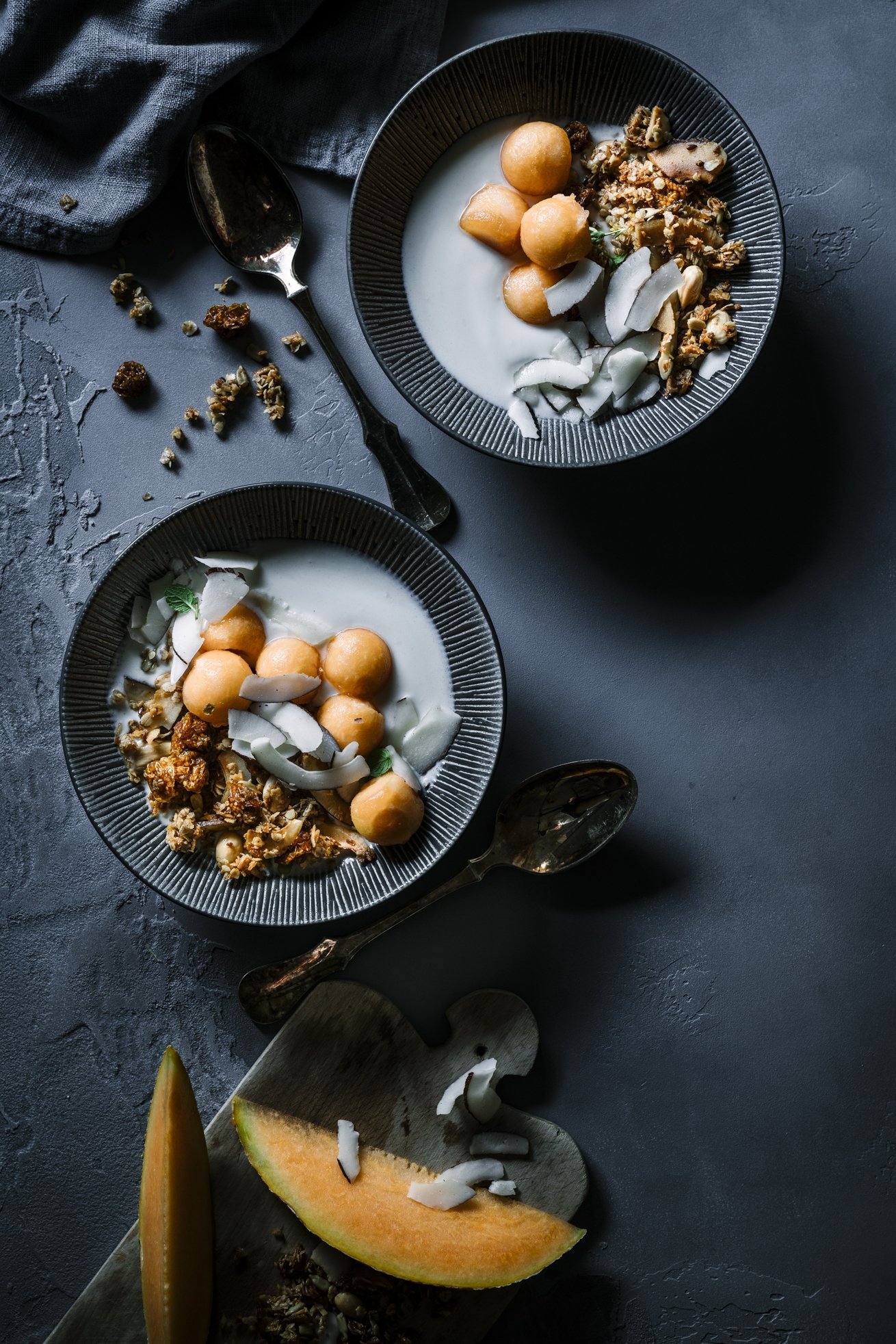 Tropical Granola mit Kokos Joghurt und Melone