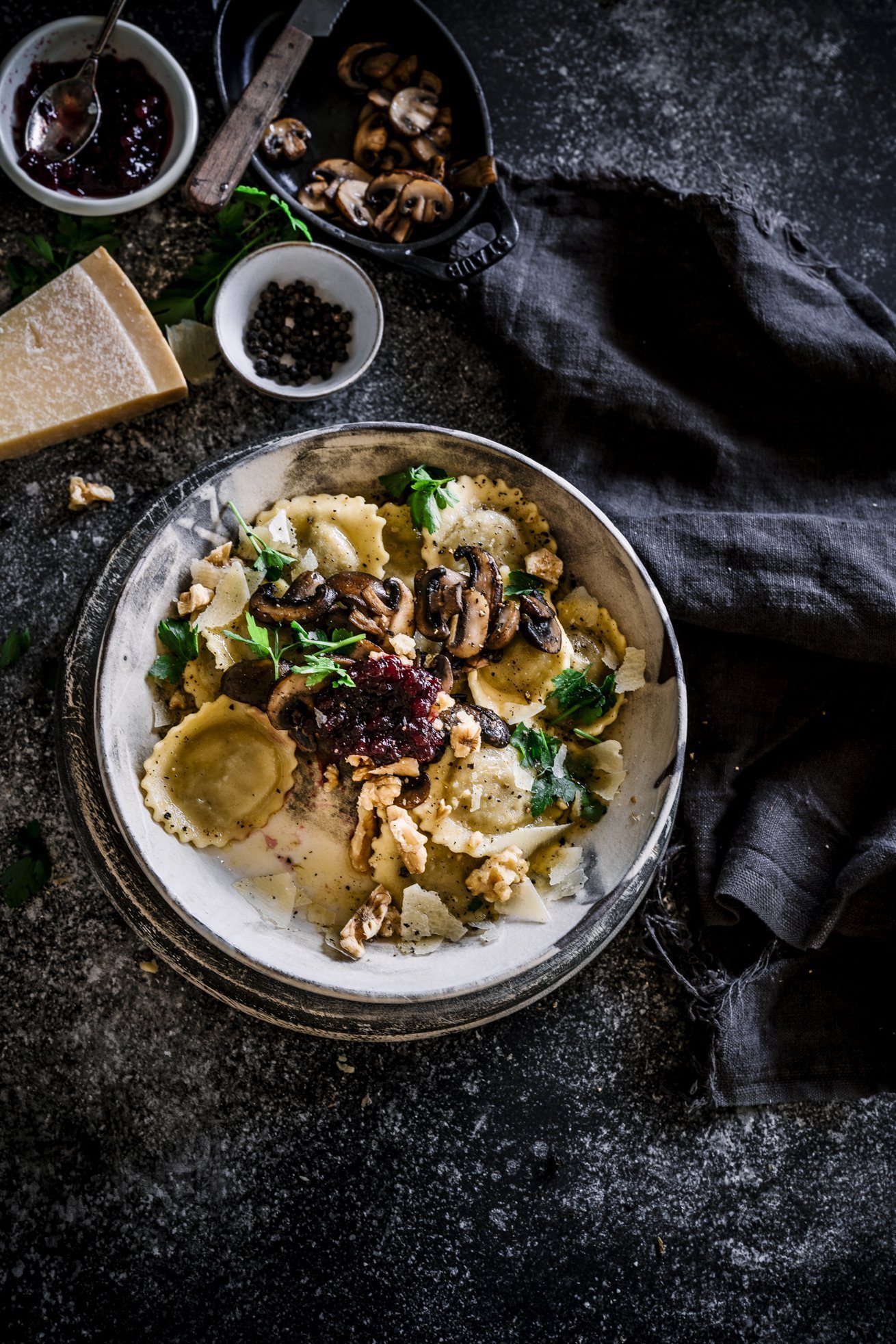 Rustikale Steinpilz-Champignon-Tortelli mit Nussbutter und ...