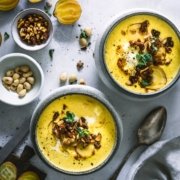 Pikante Gelbe Bete Suppe mit Chorizo-Mandel Topping