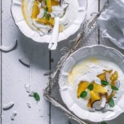 Kokos Joghurt mit karamellisierter Ananas-Ingwer Ragout