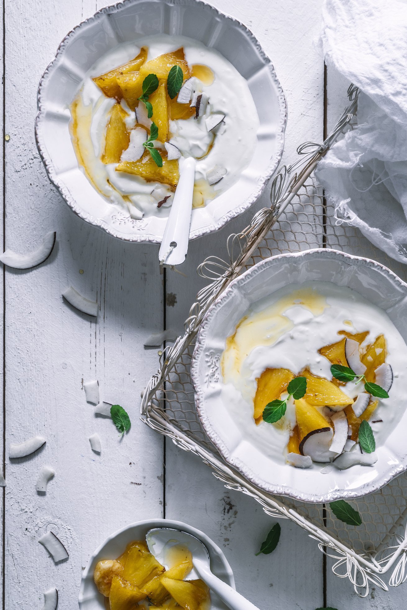 Kokos Joghurt mit karamellisierter Ananas-Ingwer Ragout - Tinastausendschön
