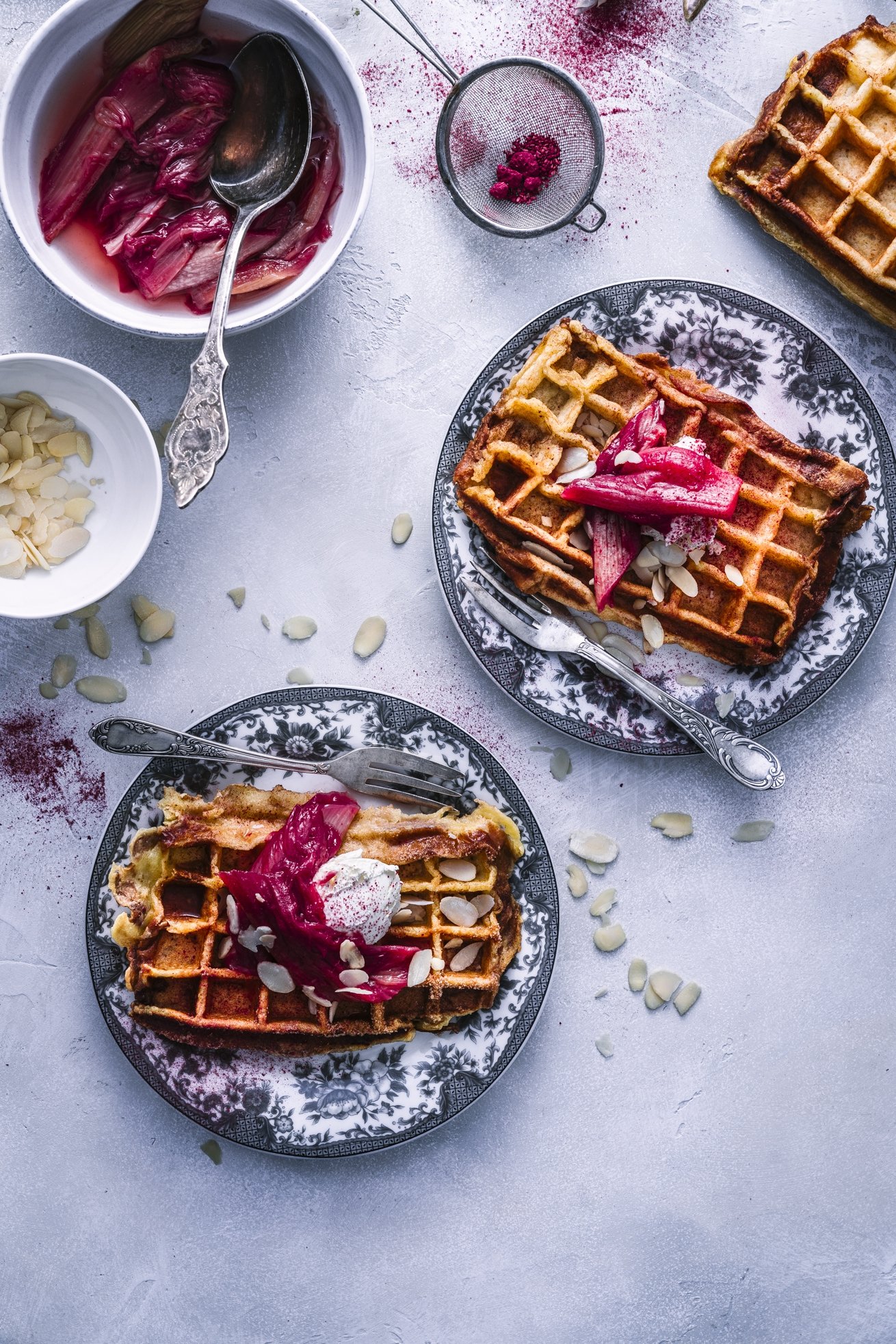 French Toast Waffeln mit Rhabarberkompott und Mascarpone Creme