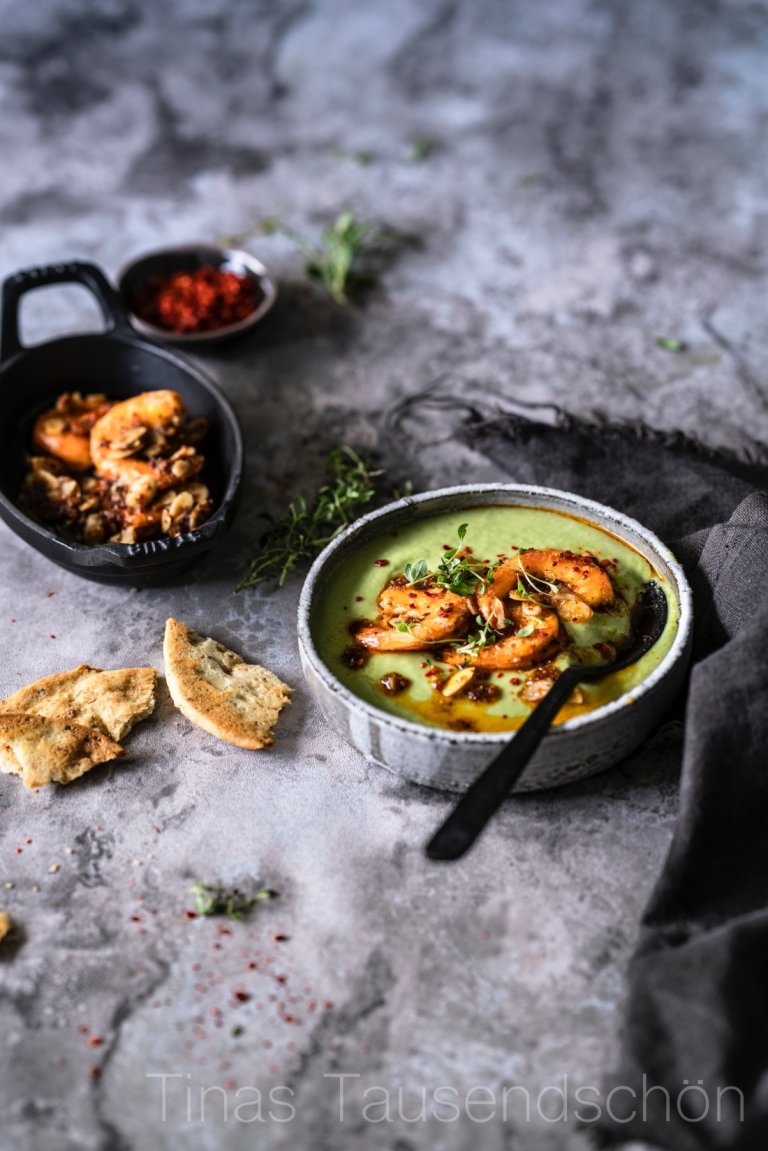 Kalte Avocado Suppe mit Chili Garnelen und Mandeln - Tinastausendschön