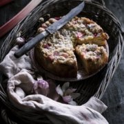 Traditioneller Rhabarber Streuselkuchen