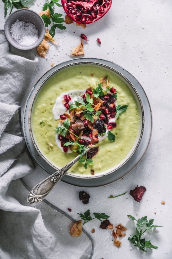 Cremige Rosenkohl-Lauch Suppe mit Gemüsechips