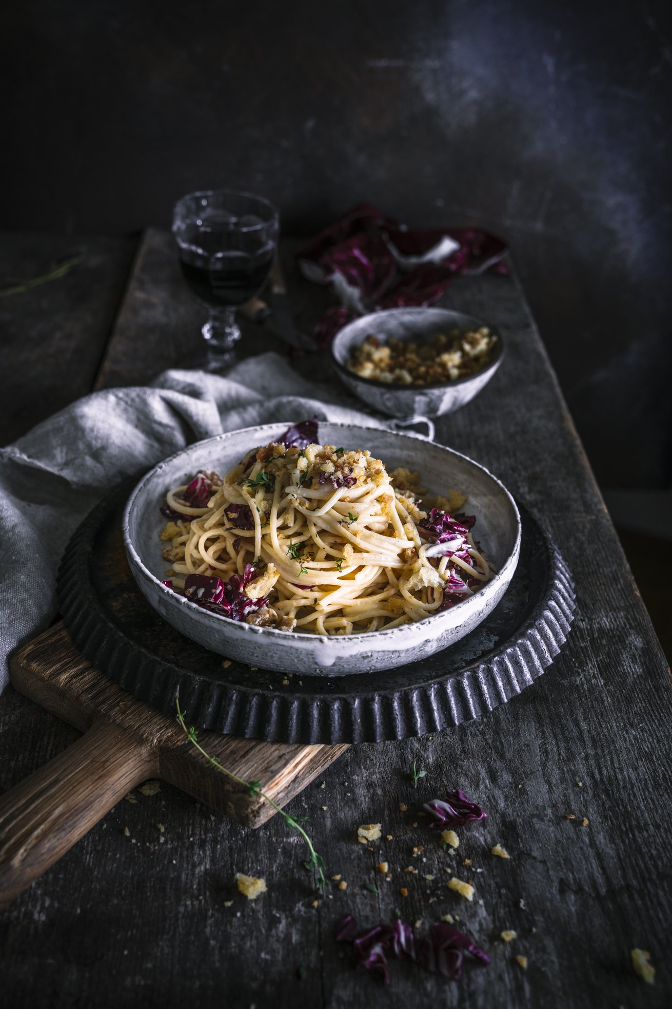 Winterliche Spaghetti mit Radicchio, Walnüssen und Breadcrumbs