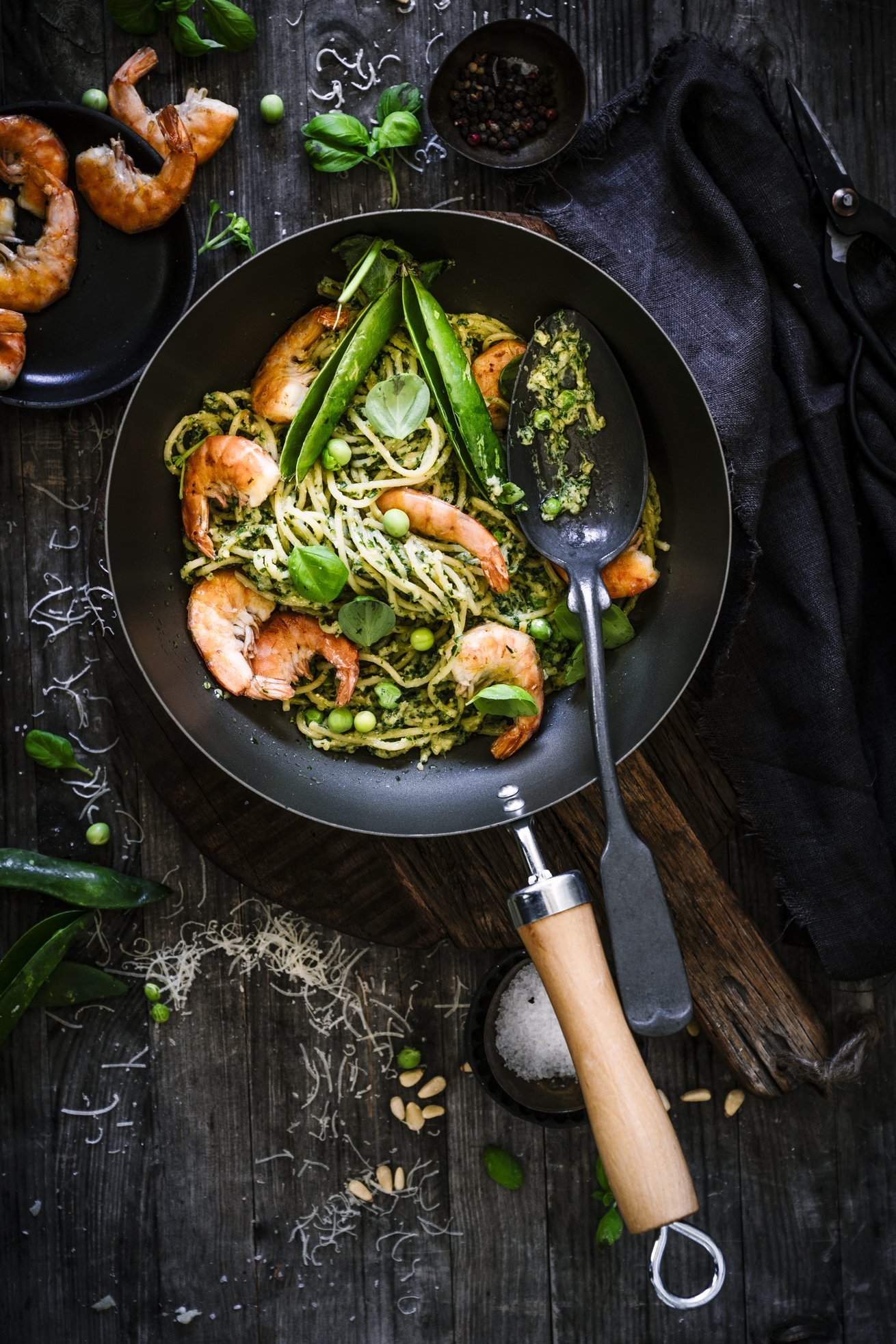 Schnelle Spaghetti mit Erbsen Pesto und Garnelen - Tinastausendschön