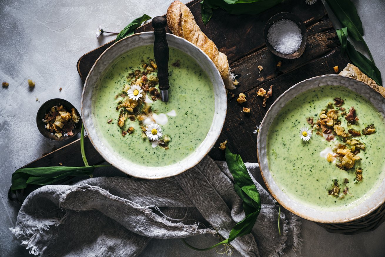 Bärlauch Suppe mit Speckknödel Croutons