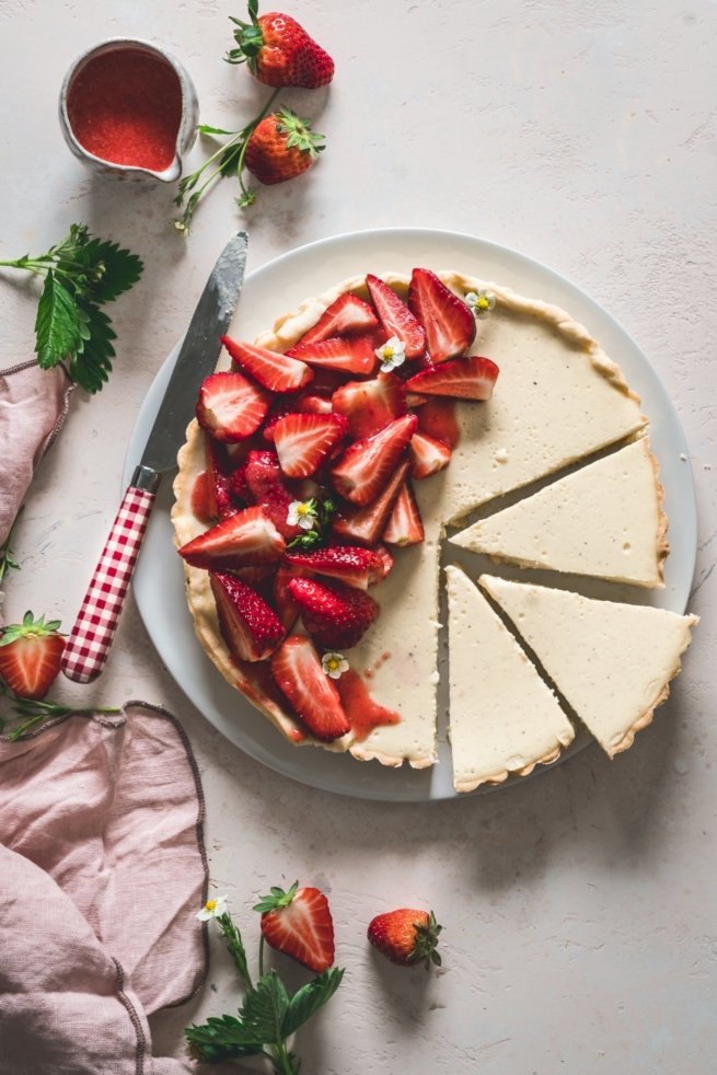 Cremige Pudding Tarte mit Erdbeeren