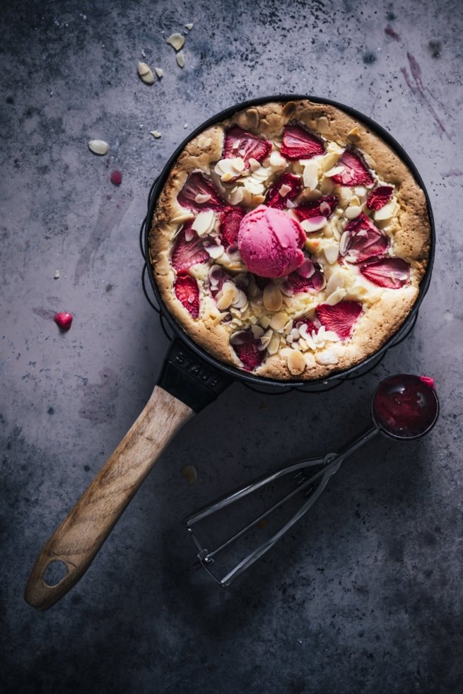 Erdbeer Pfannenkuchen mit Sorbet