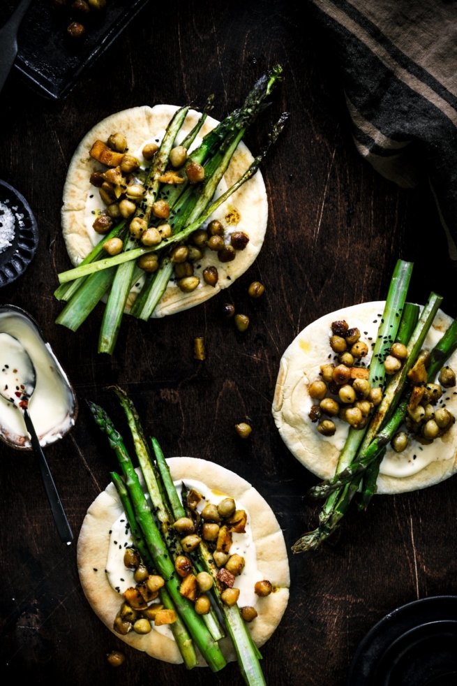 Pita mit gruenem Ofenspargel