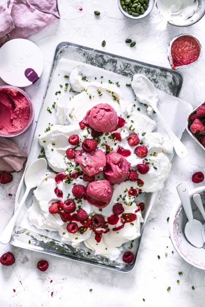 Pavlova vom Blech mit Himbeeren und Pistazien