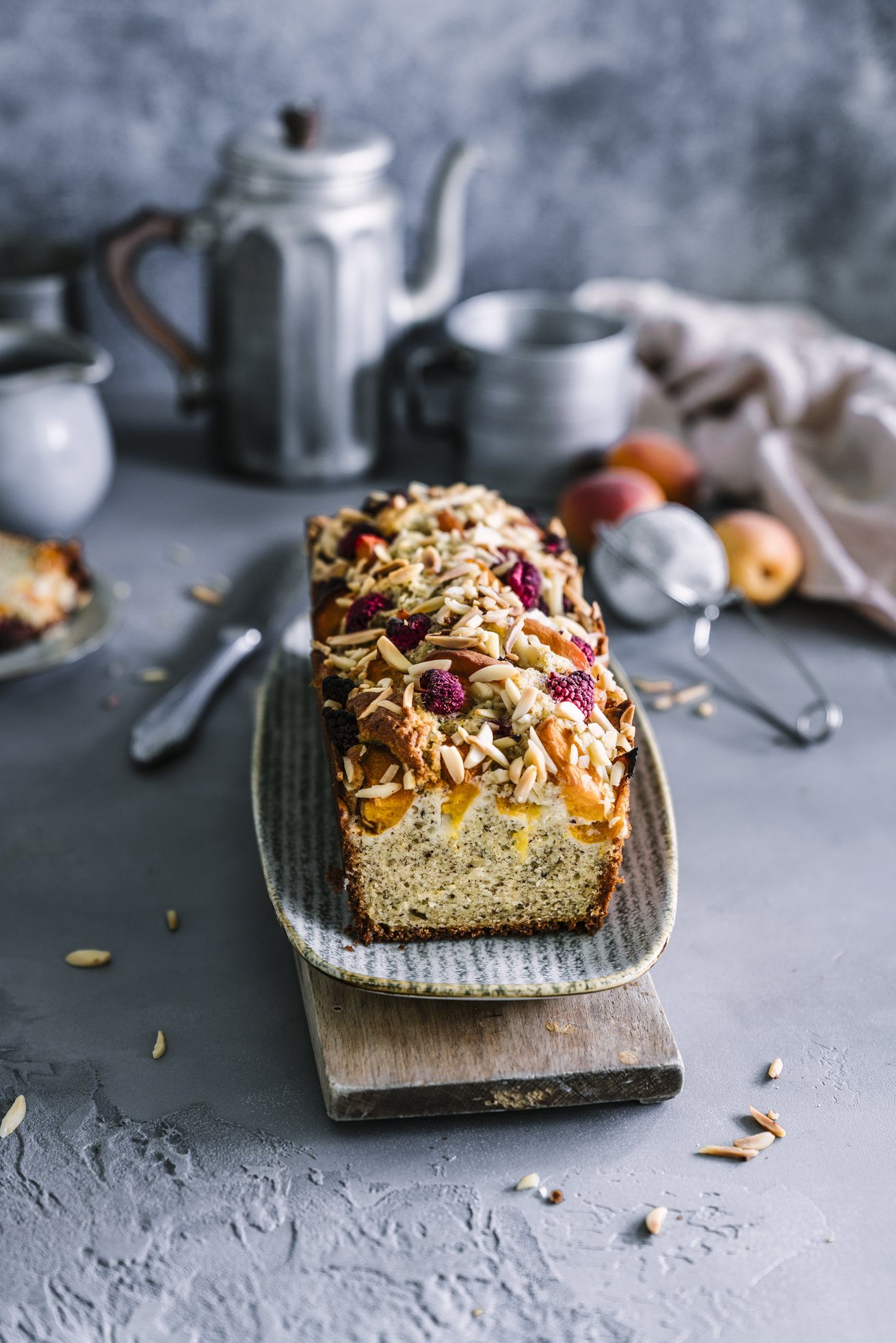 Saftiger Mandel Rührkuchen mit Aprikosen und Himbeeren - Tinastausendschön