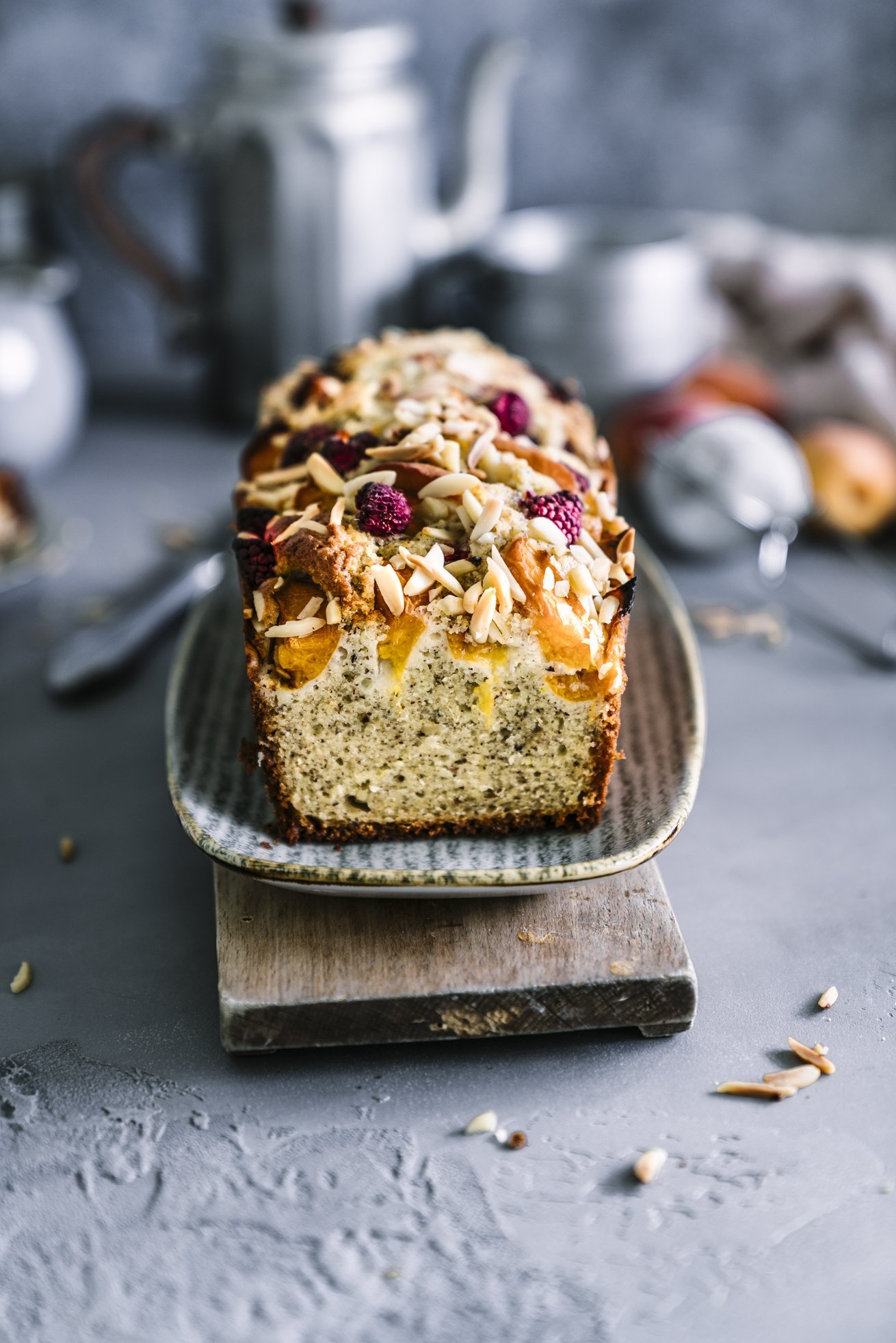 Saftiger Mandel Rührkuchen mit Aprikosen und Himbeeren - Tinastausendschön